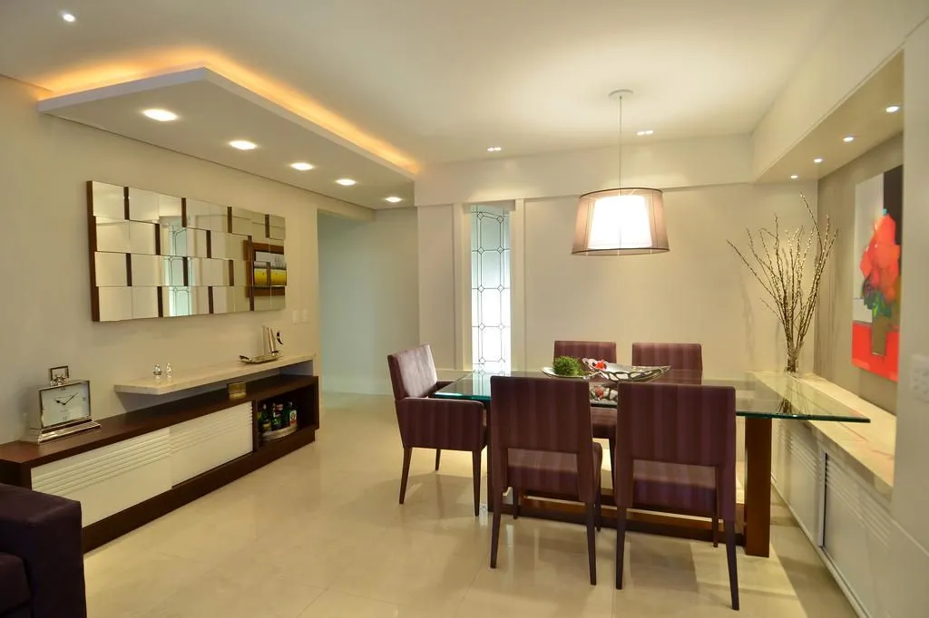 Sala com sanca de gesso e iluminação indireta feita pela Duarte Gesso
